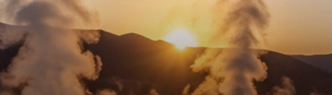Vapor dos gêiseres de El Tatio ao amanhecer