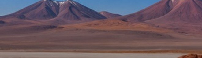 Vulcões e lagoa na paisagem de altitude de Piedras Rojas